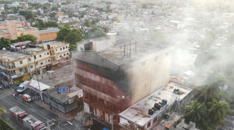 Un incendio afectó un establecimiento comercial ubicado en la avenida Isabel Aguiar, en la Zona Industrial de Herrera, municipio Santo Domingo Oeste (SDO), la tarde de este jueves. De acuerdo al Sistema Nacional de Atención a Emergencias y Seguridad 911, en la escena se han desplegado diez camiones de los Cuerpos de Bomberos del Distrito Nacional y SDO; una ambulancia de la Dirección de Servicios de Atención a Emergencias Extrahospitalarias (DAEH); tres unidades de la Policía Nacional; y dos de la Dirección General de Seguridad de Tránsito y Transporte Terrestre (Digesett), quienes se encargaron de viabilizar el tránsito en las áreas cercanas. "Desde el centro de monitoreo del Sistema 911, se visualizó el incidente mediante las cámaras de videovigilancia, lo cual permitió coordinar la respuesta con mayor precisión. Además, se contó con el apoyo de entidades como Edesur, la Corporación de Acueducto y Alcantarillado de Santo Domingo (CAASD) y el equipo de drones del 911, para mejorar la cobertura de la emergencia y la efectividad de las acciones", informó la entidad en un comunicado. Según el personal en la escena, hasta el momento no se han reportado personas afectadas.