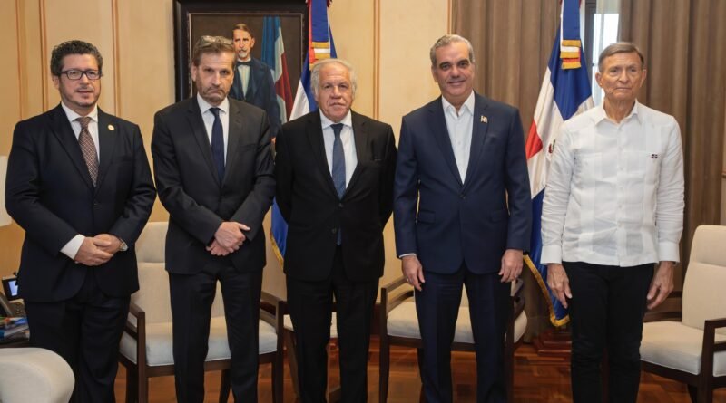 Saludos, estimados Espero que este mensaje les encuentre bien. He procedido a crear este grupo con la finalidad de coordinar el programa la Noche Al Día, donde ustedes son los panelistas principales. A partir del próximo lunes, estaremos trabajando bajo un esquema y un guion que se preparará por las tardes, para que les dé tiempo de indicar los temas que querrán tratar, según los acontecimientos del momento y de ese modo, poder contar con el material audiovisual suficiente y requerido para tales fines. Es importante que cada panelista indique los temas que tratará en el programa a más tardar a las 2pm de cada día, esto con la finalidad de compartirles el guion con tiempo y poder controlar los tiempos, el contenido y el orden. Por otro lado, me gustar… Acceso PC: RF3000 DNCD INFORMA SOBRE INCIDENTE CON AGENTES EN SFM Santo Domingo.- La Dirección Nacional de Control de Drogas (DNCD) informó esta noche que un hombre resultó herido, cuando los equipos operacionales realizaban labores de interdicción en punto de venta de sustancias controladas, en el sector San Pedro, municipio de San Francisco de Macoris, provincia Duarte. De acuerdo a informes preliminares, las unidades operativas al llegar al lugar fueron atacados a tiros por varios hombres, y en esas circunstancias, los agentes se vieron obligados a responder, resultando herido de bala en la pierna izquierda, el nombrado Cristhoper Leon Lora. El caso esta bajo investigación, mientras el herido fue trasladado a un centro de salud de esa ciudad. Dirección de Comunicaciones, DNCD.- Ministerio Público asegura que declaraciones de Alexis Medina confirman la compra de contratos para adjudicarse equipamiento de hospitales Santo Domingo, República Dominicana. Miércoles 23 de octubre de 2024 – La fiscal Elizabeth Paredes, adscrita a la Procuraduría Especializada de Persecución de la Corrupción Administrativa (PEPCA), afirmó que las declaraciones de Alexis Medina ante las juezas del Segundo Tribunal Colegiado del Distrito Nacional confirmaron la adquisición fraudulenta de contratos mediante cesiones de créditos ficticios, con el objetivo de adjudicarse el equipamiento de hospitales. Paredes también destacó el valor de los testimonios de los tres testigos presentados ante el tribunal, cuyos relatos reforzaron las premisas fácticas planteadas por el Ministerio Público. “Ha quedado probado y sentado el fraude contra el Estado cometido por Alexis Medina y las empresas a él vinculadas”, declaró la fiscal. El primer testigo, Inocencio Alberto Taveras, presentó pruebas de una estafa relacionada con la entrega de asfalto. Según su testimonio, en calidad de chofer, negó la autenticidad de las firmas en los conduces de entrega, los cuales fueron debidamente sellados y hallados durante un allanamiento en las oficinas de Alexis Medina. Posteriormente, el testigo Efraín Báez Fajardo testificó que Juan Alexis Medina fue quien se les acercó con la finalidad de comprar un parte de un contrato que estos tenían desde el 2012, ya que de este modo podía adjudicarse el equipamiento de varios hospitales del país a través de la empresa Domedical Supply S.R.L. De igual forma, indicó haber entregado sobornos a varios exfuncionarios de la Oficina de Ingenieros Supervisores de Obras del Estado (OISOE), entre ellos los acusados Víctor Encarnación, Lina de la Cruz Vargas y Pachristy Ramírez Pacheco, a través de la empresa contratista Tools & Resources Toreen S.R.L., todo esto por instrucciones de Fernando Crisóstomo. El tercer testigo, Bolívar Ventura, declaró que fue instruido por Francisco Pagán para otorgar cesiones de crédito a Juan Alexis Medina con el fin de suministrar cemento asfáltico (AC30). Ventura señaló que en una ocasión Medina lo contactó para firmar conduces alterados, con los cuales cobró al Estado por un AC30 que nunca fue entregado, lo que le permitió obtener fraudulentamente aproximadamente 30 millones de pesos a través del Ministerio de Hacienda. La audiencia en contra de los acusados en este entramado de corrupción, desmantelado mediante la Operación Antipulpo, fue recesada para este viernes 25 de octubre a las 9:00 de la mañana. Dirección General de Comunicación, Prensa y RRPP Ministerio Público R.D. Las juezas del Segundo Tribunal Colegiado del Distrito Nacional aplazaron, nueva vez, el inicio del juicio de fondo contra Jesús Pascual Cabrera Ruiz y compartes, acusados de atentar contra la vida de Winston Risik Rodríguez, alias el Gallero y Lalane Antonio Camacho. La decisión fue adoptada por las juezas Claribel Nivar Arias, Arlín Ventura Jiménez y Yissel Soto Marte al no ser trasladados los acusados Alex Enmanuel Nina Rosario y David Enmanuel Silvestre Sierra. El inicio de este nuevo juicio ordenado por la corte fue fijado para el 8 de noviembre, a las 9:00 de la mañana. Presidente Abinader recibe en el Palacio Nacional al secretario general de la Organización de los Estados Americanos (OEA), Luis Almagro.