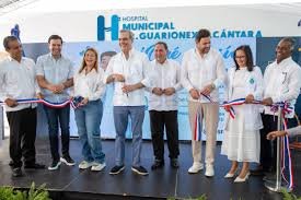 Con la presencia del presidente Luis Abinader, fue inaugurado este viernes el centro ambulatorio Médico Express, en la autopista Coronel Rafael Tomás Fernández Domínguez (Autopista de San Isidro), en el municipio Santo Domingo Este. Abinader encabezó el recorrido por el centro que ha sido diseñado, construido y operado bajo estándares internacionales, brindando servicios de salud preventivos, diagnósticos, quirúrgicos y de urgencias de alta calidad, con un modelo centrado en el paciente y su familia. El doctor Alejandro Cambiaso, presidente ejecutivo de Médico Express, resaltó el modelo y servicio de salud de clase mundial accesible para toda la población local y turistas que nos visitan, destacando que “este es el primer centro de una red, para continuar impactando positivamente la vida de miles de pacientes e internacionalizando la medicina dominicana". Cambiaso estuvo acompañado de Francesco Fino, vicepresidente administrativo, financiero y comercial de Médico Express, así como altos ejecutivos de esa institución, autoridades de la zona y representantes del sector salud. ADVERTISING Por su parte, Felipe Amador, director general de Advanced Asset Management, sociedad administradora de fondos de inversión, destacó que “la inversión de más de mil millones de pesos dominicanos refleja nuestro compromiso con el sector salud y muestra el impacto que pueden tener los fondos de inversión para impulsar el desarrollo económico y social del país”. Esta inversión se realizó de la mano con Lazul Inversiones y gracias al importante apoyo de los Fondos de Pensiones, principales inversionistas del Fondo de Desarrollo. En adición contó con el respaldo del Bandex. Asimismo, Amador aseguró que “esta iniciativa no solo generará empleos y transferencia de conocimientos, sino que también impulsará el desarrollo y bienestar de las comunidades aledañas, garantizando que cada vez más personas tengan acceso a atención médica de calidad”. El doctor Roosevelt Fajardo, director de Educación y Gestión del Conocimiento; la licenciada Susana Acevedo González, Jefa de Consultoría y Educación Continuada; y la doctora Martha Cecilia Ortiz, directora del Hospital Universitario y Sedes Ambulatorias; todos ejecutivos de la Fundación Santa Fe de Bogotá, una de las entidades líderes de la región, hicieron un reconocimiento a Médico Express por su contribución a la salud de República Dominicana y la región. Médico Express es un referente en la industria, con un diseño y entorno terapéutico sostenible, basado en neuro arquitectura, que integra la vegetación, luz natural, colores y uso de materiales biodegradables y respetuosos del medio ambiente. Es el primer centro de salud de Latinoamérica en obtener la certificación Fitwel, que lo avala como una infraestructura que promueve la salud y el bienestar de sus pacientes y colaboradores. El centro dispone de un equipo humano altamente calificado y especializado, contando con servicios de urgencias, cirugía ambulatoria, endoscopia, laboratorio clínico, estudios de imágenes avanzadas, servicios de vacunas, chequeo médico ejecutivo, departamento internacional, consultas y estudios de medicina interna, oftalmología, cardiología, odontología, neurología, pediatría, ginecología, dermatología, ortopedia, endocrinología, nutrición, telemedicina, entre otras especialidades. Cuenta con múltiples tecnologías que son pioneras en la zona como resonancia magnética 1.5 Tesla con Inteligencia Artificial, Tomografia de 128 cortes, Sonografias 4D, Mamografia 3D, entre otras. Médico Express trabaja de la mano con los principales seguros y administradoras de riesgo de salud del país, incluyendo el plan Básico como son: Senasa, Humano, Universal, Mapfre, Monumental, Yunén, Just, ARS Banco Central, ARS Futuro y ARS Renacer. Igualmente, trabaja de la mano de seguros internacionales y de viajeros.